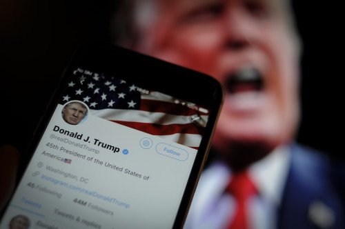 Дональд Трамп объявляет войну в Twitter и Facebook своим указом