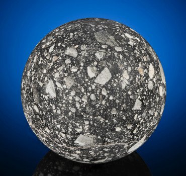 Самый большой сферический лунный камень на Земле может быть частью вашей личной коллекции