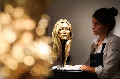 Sotheby’s продал скульптуру Кейт Мосс за 370 000 долларов на своем первом полностью золотом аукционе