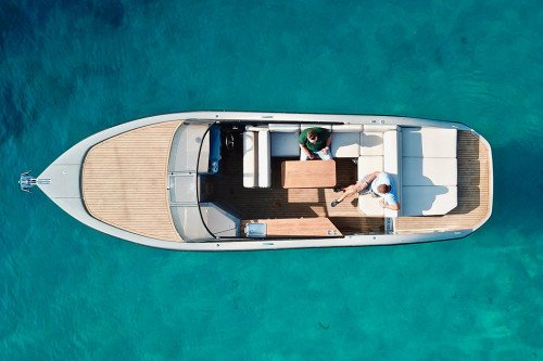 Эта экологичная роскошная лодка стоимостью 172 000 долларов США входит в наш список летних желаний.