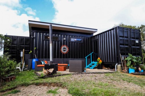 С эко-изоляцией и солнечной энергией, этот крошечный дом, построенный из пяти транспортных контейнеров, был разработан для оформления без сетки!