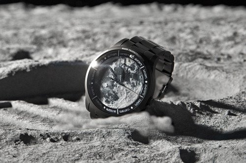 Конечный подарок для любителей космоса - эти часы поставляются с настоящим лунным метеоритом в своем циферблате