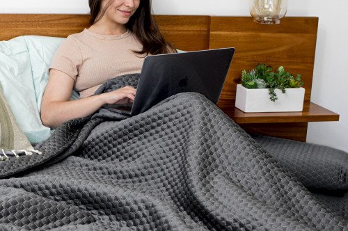 Это графеновое одеяло держит ваше тело на идеальной температуре для идеального сна